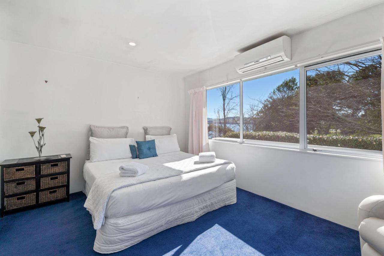 Spectacular Lakefront Home Taupo Luaran gambar